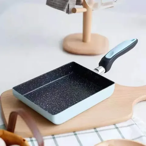 home4u-blue-omelette-pan-lifestyle.jpg