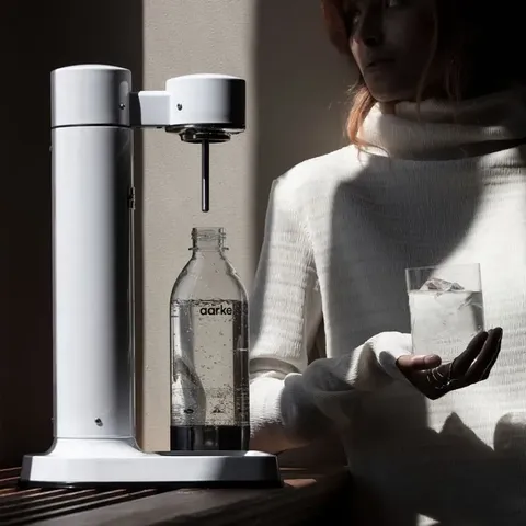 aarke-carbonator-iii-white-polished-steel-lifestyle