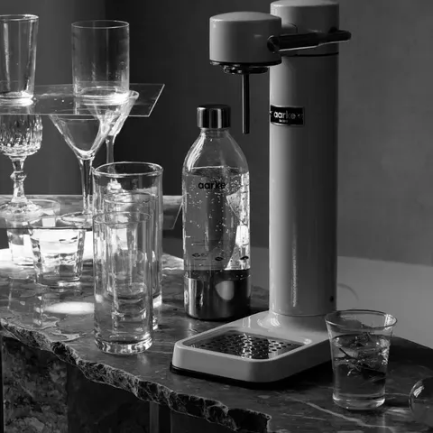 aarke-carbonator-iii-white-polished-steel-lifestyle1