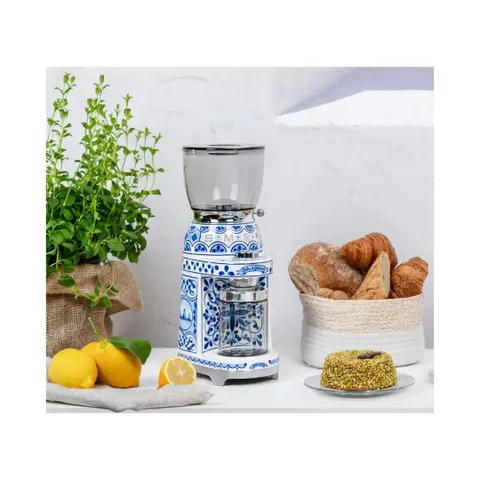 smeg-dolce-gabbana-blu-mediterraneo-coffee-grinder-cgf01dgbeu-04