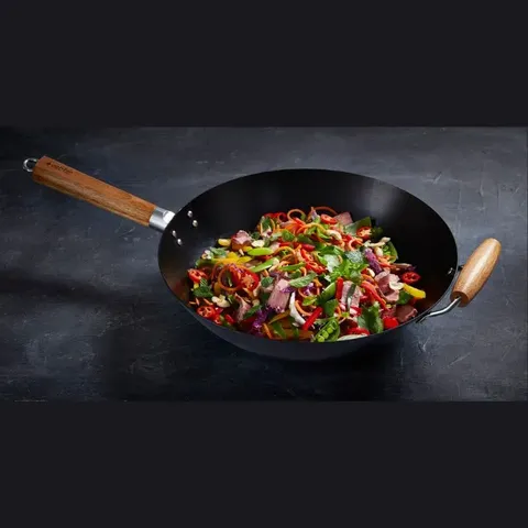 eetrite-35cm-marcomb-wok-lifestyle