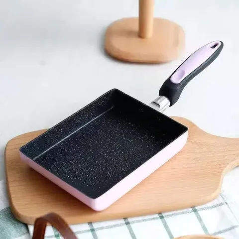 home4u-pink-omelette-pan-lifestyle