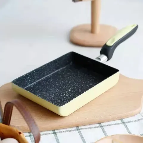 home4u-yellow-omelette-pan-lifestyle