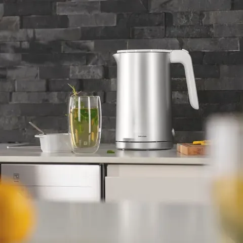 zwilling-enfinigy-1.5l-kettle-lifestyle