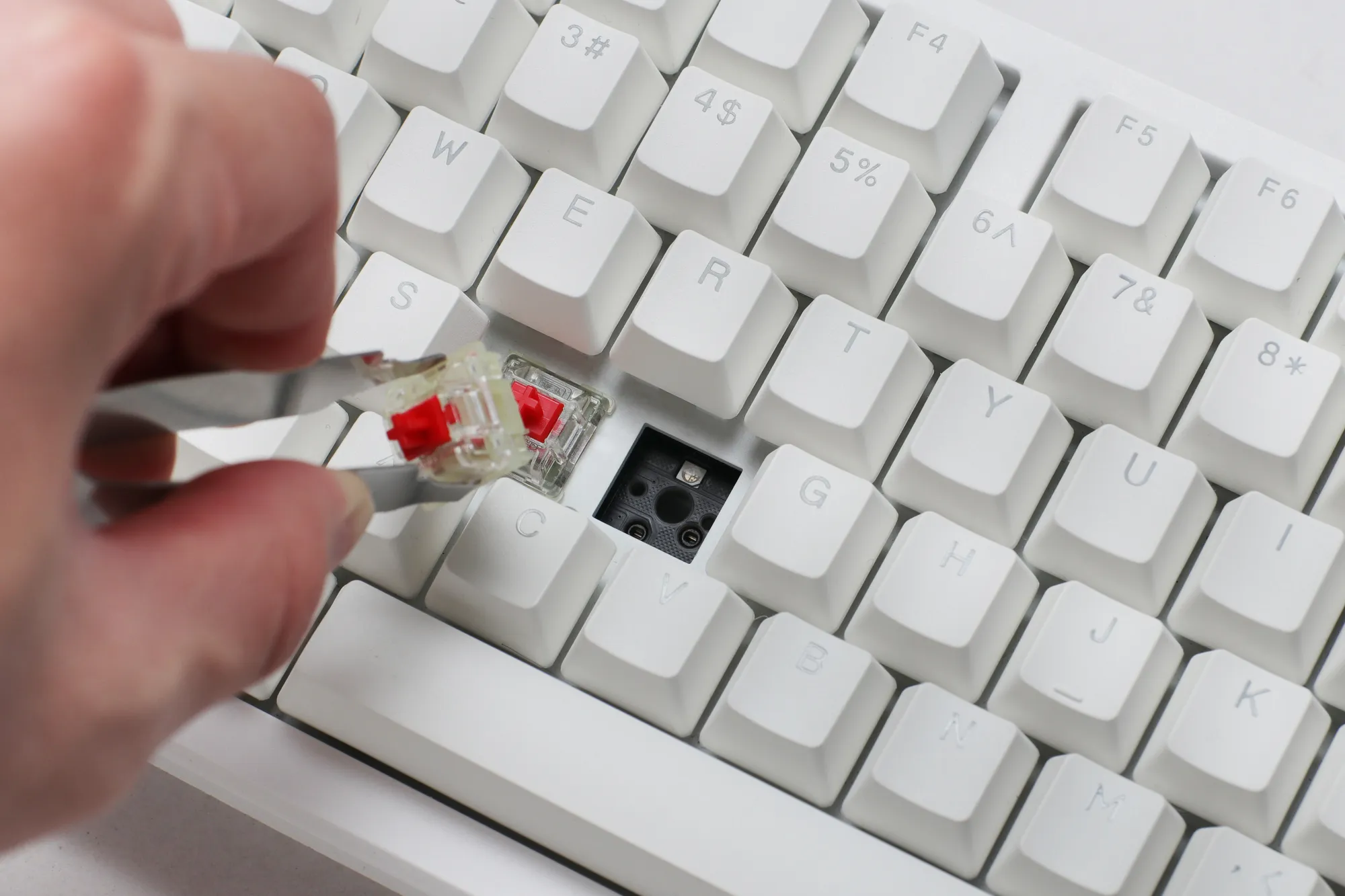 Ducky Keyboard Zero 6108 100% Mechanical Wireless Keyboard; RGB; USB 2.0 / 2.4GHz / BT - White - Cherry MX2A Red switches.